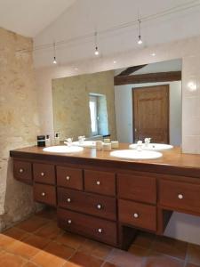 baño con 2 lavabos y espejo grande en TERRE DE VIGNES,Détente - Piscine - Grands Espaces, en Génissac