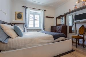 a bedroom with a large bed and a window at Juvarra Point by Wonderful Italy in Turin
