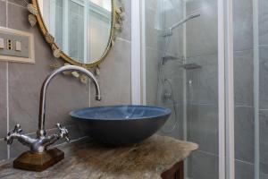 a bathroom with a bowl sink and a shower at Juvarra Point by Wonderful Italy in Turin