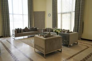 אזור ישיבה ב-The Atlantis Hotel View, Palm Family Villa, With Private Beach and Pool, BBQ, Front F