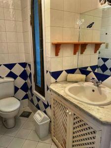 een badkamer met een wastafel en een toilet bij Duplex Casa uso esclusivo Wi-Fi e spiaggia vicino in Sharm El Sheikh
