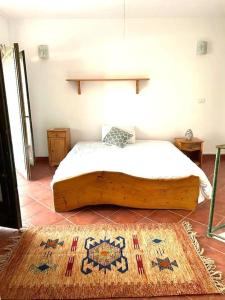 een slaapkamer met een groot bed in een kamer bij Duplex Casa uso esclusivo Wi-Fi e spiaggia vicino in Sharm El Sheikh