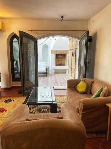 a living room with two couches and a table at Duplex Casa uso esclusivo Wi-Fi e spiaggia vicino in Sharm El Sheikh