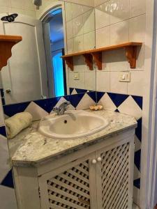 een badkamer met een wastafel en een spiegel bij Duplex Casa uso esclusivo Wi-Fi e spiaggia vicino in Sharm El Sheikh