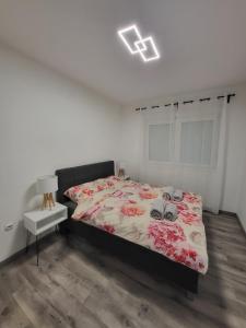 um quarto com uma cama com sapatos em Felix apartman Zajecar em Zaječar