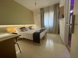 una camera d'albergo con letto e finestra di Ciccio Rooms and breakfast a Palermo