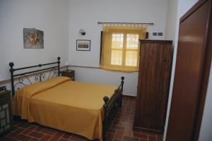 ein Schlafzimmer mit einem gelben Bett und einem Fenster in der Unterkunft Agriturismo Casalino dei Francesi in Montalto di Castro