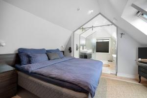 a bedroom with a large bed and a bathroom at Beautiful townhouse super Central in Bergen - 4 bedrooms 8 guests in Bergen