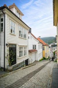 a cobblestone street in a town with white buildings at Beautiful townhouse super Central in Bergen - 4 bedrooms 8 guests in Bergen