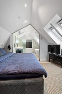ein Schlafzimmer mit einem Bett und einem TV in einem Zimmer in der Unterkunft Beautiful townhouse super Central in Bergen - 4 bedrooms 8 guests in Bergen