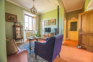 sala de estar con sofá y mesa en Ca' Gulino - Urbino - Villa con Minipiscina in Borgo Antico, en Urbino