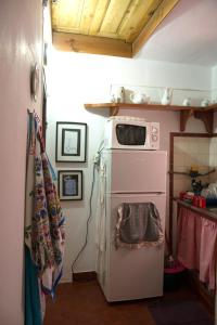 A cozinha ou cozinha compacta de Sintra Small Hostel