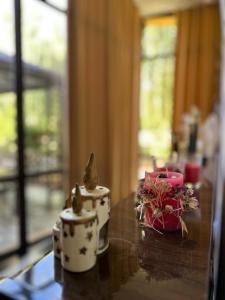 stół z dwoma filiżankami herbaty i kwiatami na nim w obiekcie Green House w mieście Kvareli