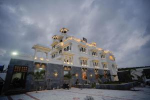 un grande edificio bianco con luci di The Ekling Garh Hotel & Resort a Udaipur