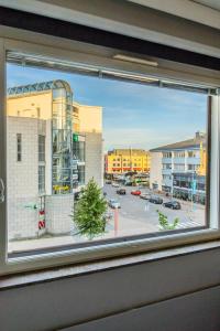 ロヴァニエミにあるThe Luxury Downtown Rovaniemiの駐車場の景色を望む窓