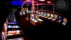Ein Haufen Spielautomaten in einem Casino in der Unterkunft Double Room In Maroubra in Sydney
