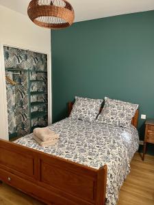 un dormitorio con una cama con un pájaro sentado en ella en Maison au Jude en Lamothe-Landerron