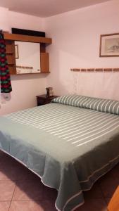 1 dormitorio con 1 cama en una habitación en Il Nespolo, en Misano Adriatico