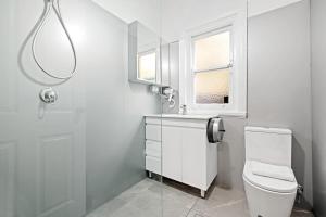 Vannas istaba naktsmītnē Private Grannyflat Room In Maroubra