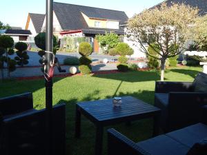 una mesa en medio de un patio en Grit´s Ferienwohnung en Ostseebad Karlshagen