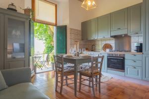 cocina con mesa y sillas en una habitación en Simons Apartment with Amazing View by Rent All Como, en Blevio