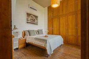 1 dormitorio con 1 cama y armarios de madera en Simons Apartment with Amazing View by Rent All Como, en Blevio