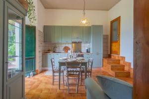Kuchyň nebo kuchyňský kout v ubytování Simons Apartment with Amazing View by Rent All Como