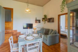 Simons Apartment with Amazing View by Rent All Como的电视和/或娱乐中心