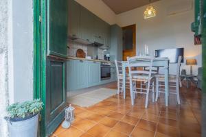Simons Apartment with Amazing View by Rent All Como的厨房或小厨房