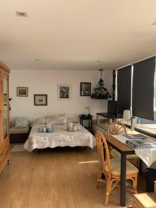 um quarto com uma cama, uma mesa e cadeiras em Apartamento con encanto en la playa frente al mar "Posada Rent House" em Puerto del Rosario