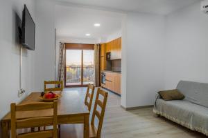 een woonkamer met een tafel en een bank bij Apartamentos turísticos rurales Camino Río Peralta in Pozo Alcón