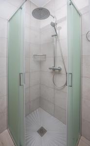 y baño con ducha y puerta de cristal. en Apartamentos turísticos rurales Camino Río Peralta en Pozo Alcón