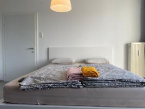 Uma cama ou camas num quarto em City Apartment close to Linz Central-Private Balcony
