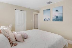 1 dormitorio con 1 cama blanca grande con almohadas en 3 Bed 2 Bath - North Palm Beach, en North Palm Beach