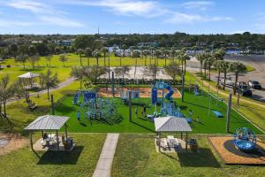 una vista aérea de un parque infantil en 3 Bed 2 Bath - North Palm Beach, en North Palm Beach