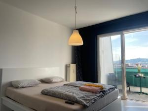 Uma cama ou camas num quarto em City Apartment close to Linz Central-Private Balcony