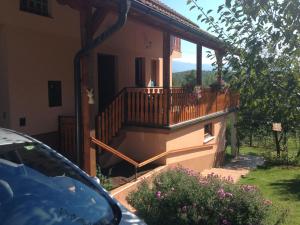 une maison avec un balcon et une voiture garée devant dans l'établissement Villa Tanović, à Sarajevo