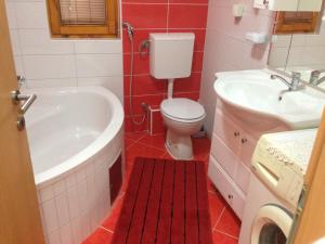 La salle de bains est pourvue d'une baignoire, de toilettes et d'un lavabo. dans l'établissement Villa Tanović, à Sarajevo
