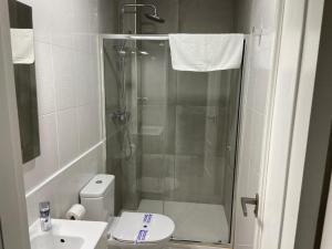 ムルシアにあるArmonia Viva Murcia by Rentaloleのバスルーム(シャワー、トイレ、シンク付)
