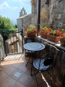 un patio con tavolo e sedie sul balcone. di Il Rifugio a Casertavecchia