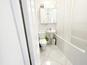 利沃夫Світла затишна квартира в центрі біля Оперного театру з балконом, який виходить у тихий львівський дворик的带马桶和水槽的白色浴室 更多28张照片