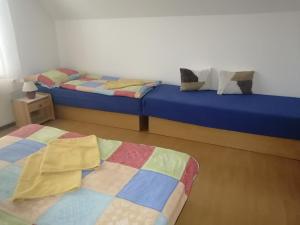 Postel nebo postele na pokoji v ubytování Domček u Vojta + 26 fotografií