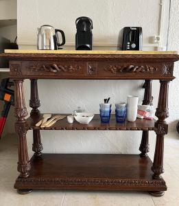 una mesa de madera con tazones y utensilios. en La Halte Louis XIII, en Bram