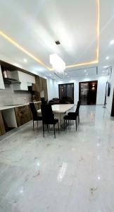 Kuchnia lub aneks kuchenny w obiekcie Luxurious apartment with heated pool jacuzzi
