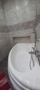 Łazienka w obiekcie Luxurious apartment with heated pool jacuzzi