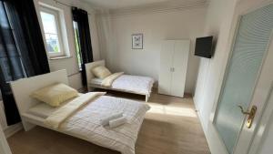 a bedroom with two beds and a window at Monteurwohnung am Holstein-Center in Itzehoe