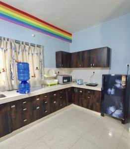 een keuken met een regenboog aan de muur bij Blue Door in Būndi