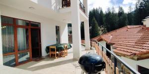 - Balcón de casa con mesa en Mountain Pearls Home 8 en Vodata