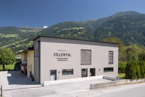 ein Gebäude mit einem Schild an der Seite in der Unterkunft Zillertal Appartements in Fügen
