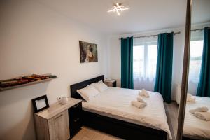 um quarto com 2 camas com cortinas azuis e um espelho em Cosmo Mountain Escape w. private parking em Brasov